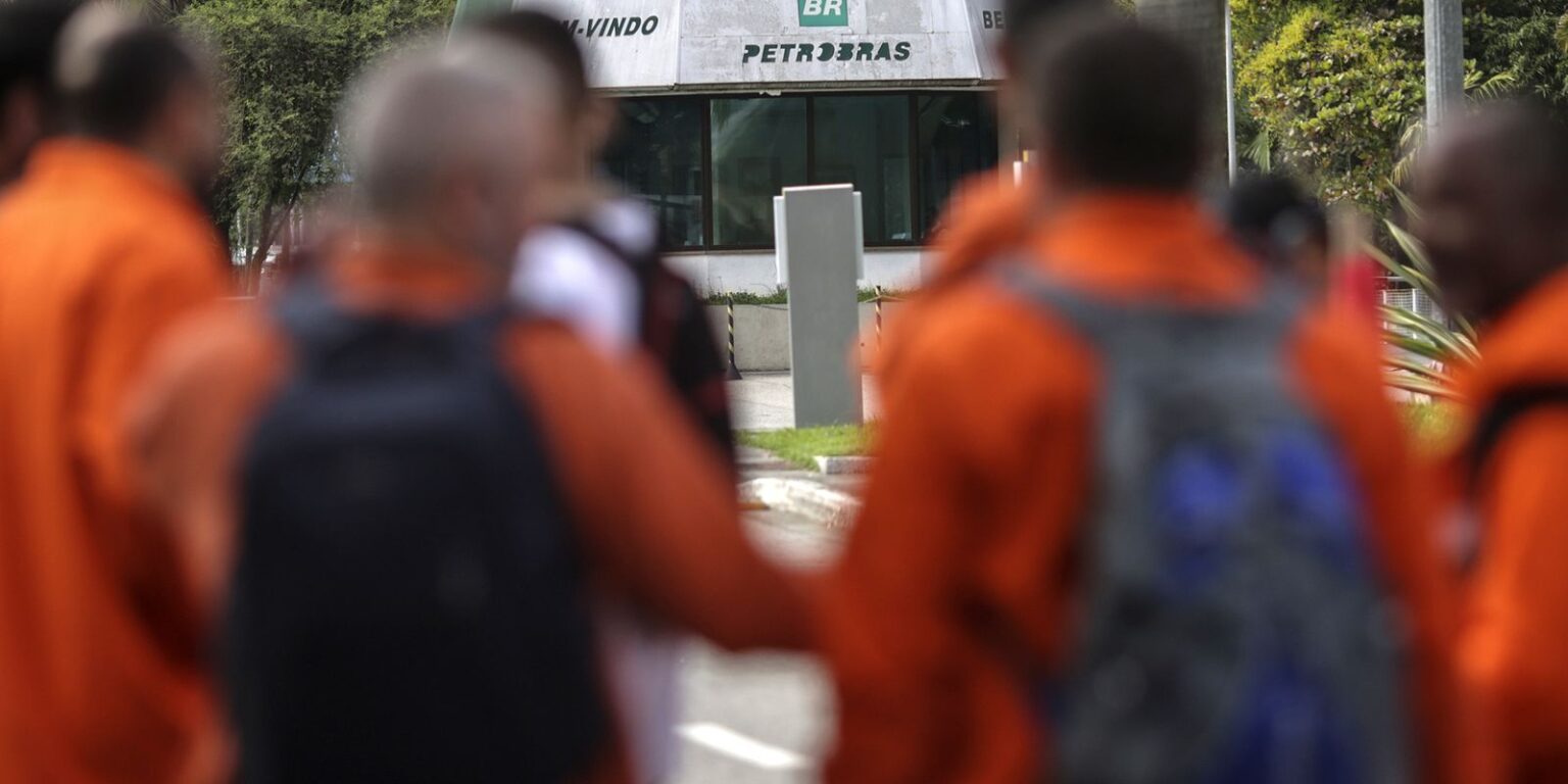"Petroleiros fazem paralisação de 24 horas em protesto contra alterações no teletrabalho e PLR"
