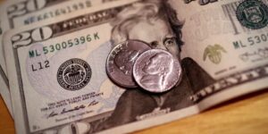 Dólar Atinge R$ 5,89 com Nova Tarifa de 145% dos EUA à China