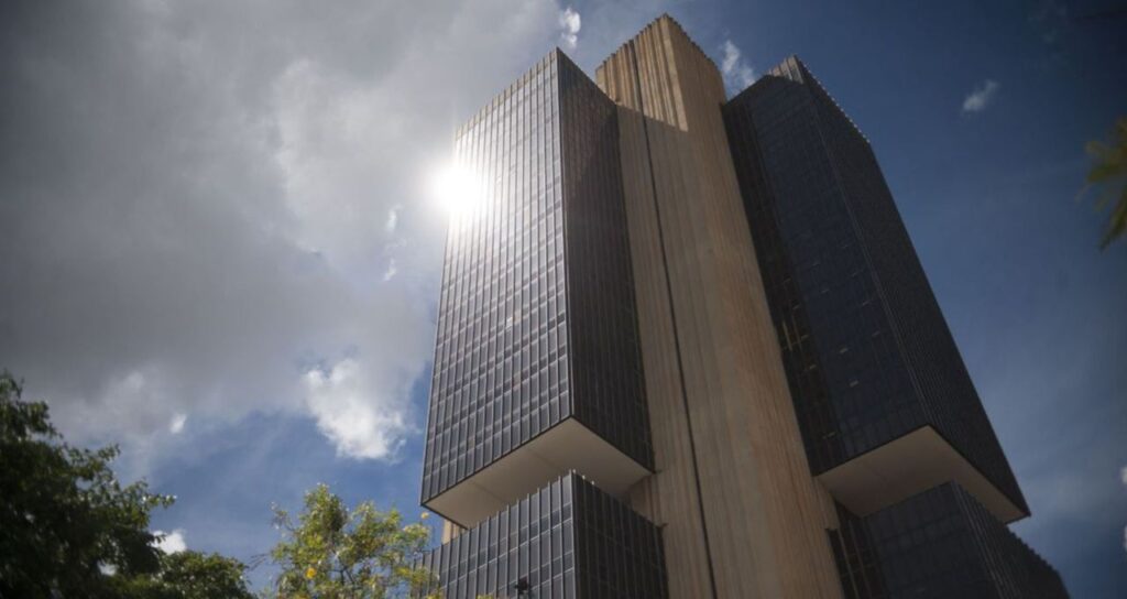 Economistas Reduzem Projeção do Dólar para R$ 5,90 em 2025 no Relatório Focus de Segunda-feira