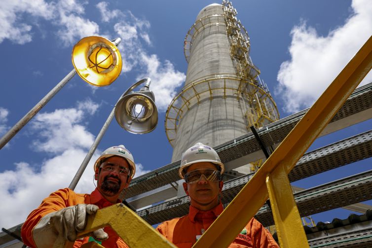 Ipojuca (PE) 01/11/2024 – O gerente geral da Refinaria Abreu e Lima (RNEST), da Petrobras, Márcio Maia, e o gerente de empreendimento, Alexandre Ataide, responsável pela implantação, em visita técnica na unidade U-93 de abatimento de emissões de gases SNOX, que transforma óxido de enxofre e óxido de nitrogênio em ácido sulfúrico a ser comercializado. A estrutura será a primeira do tipo a funcionar nas Américas, terceira no mundo.  Foto: Fernando Frazão/Agência Brasil