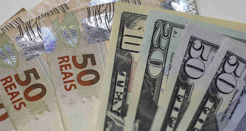 Dólar Sobe com Novas Tarifas de Trump e Real é a Terceira Moeda que Mais Desvalorizou no Mundo: Confira a Lista Completa
