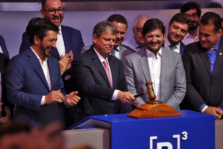 São Paulo (SP), 28/03/2025 - Governador de São Paulo Tarcísio de Freitas acompanhado do prefeito de São Paulo Ricardo Nunes durante leilão do lote Alto Tietê, das linhas 11-Coral, 12-Safira e 13-Jade de trens, durante sesão pública na B3. Foto: Paulo Pinto/Agência Brasil