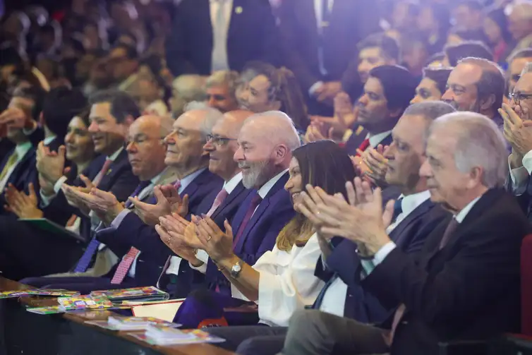 Brasília (DF) 03/04/2025 Presidente Luiz Inácio Lula da Silva, acompanhado da primeira-dama, Janja Lula da Silva e de seus ministros, participa do evento Brasil dando a Volta por Cima. Foto: Fabio Rodrigues-Pozzebom/ Agência Brasil