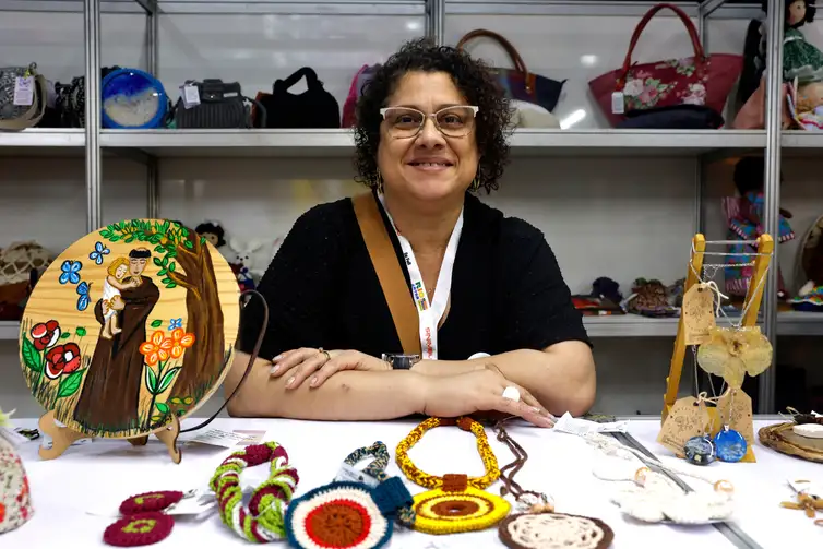 Rio de Janeiro (RJ), 09/04/2025 - Cintia Miller, artesã e representante da FAERJ - Federação do Artesanato do Estado do Rio de Janeiro, participa da Feira Rio Artes para capacitação e negócios em economia criativa, no Centro de Convenções Expomag, centro da cidade. Foto: Tânia Rêgo/Agência Brasil