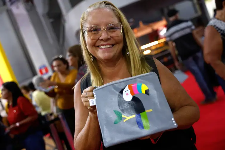 Rio de Janeiro (RJ), 09/04/2025 - A artesã Andréia Pugliese participa da Feira Rio Artes para capacitação e negócios em economia criativa, no Centro de Convenções Expomag, centro da cidade. Foto: Tânia Rêgo/Agência Brasil