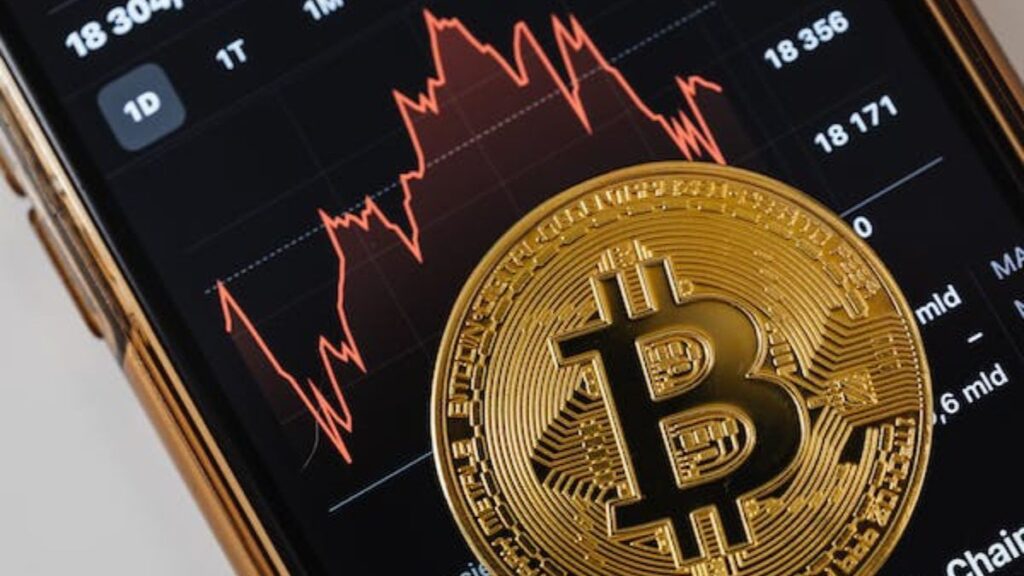 Bitcoin (BTC) cai para US$ 82 mil; descubra o que salvou as criptomoedas de uma queda maior