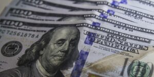 Ibovespa Registra Queda e Dólar Mantém Estabilidade em Dia de Tensão no Mercado Internacional